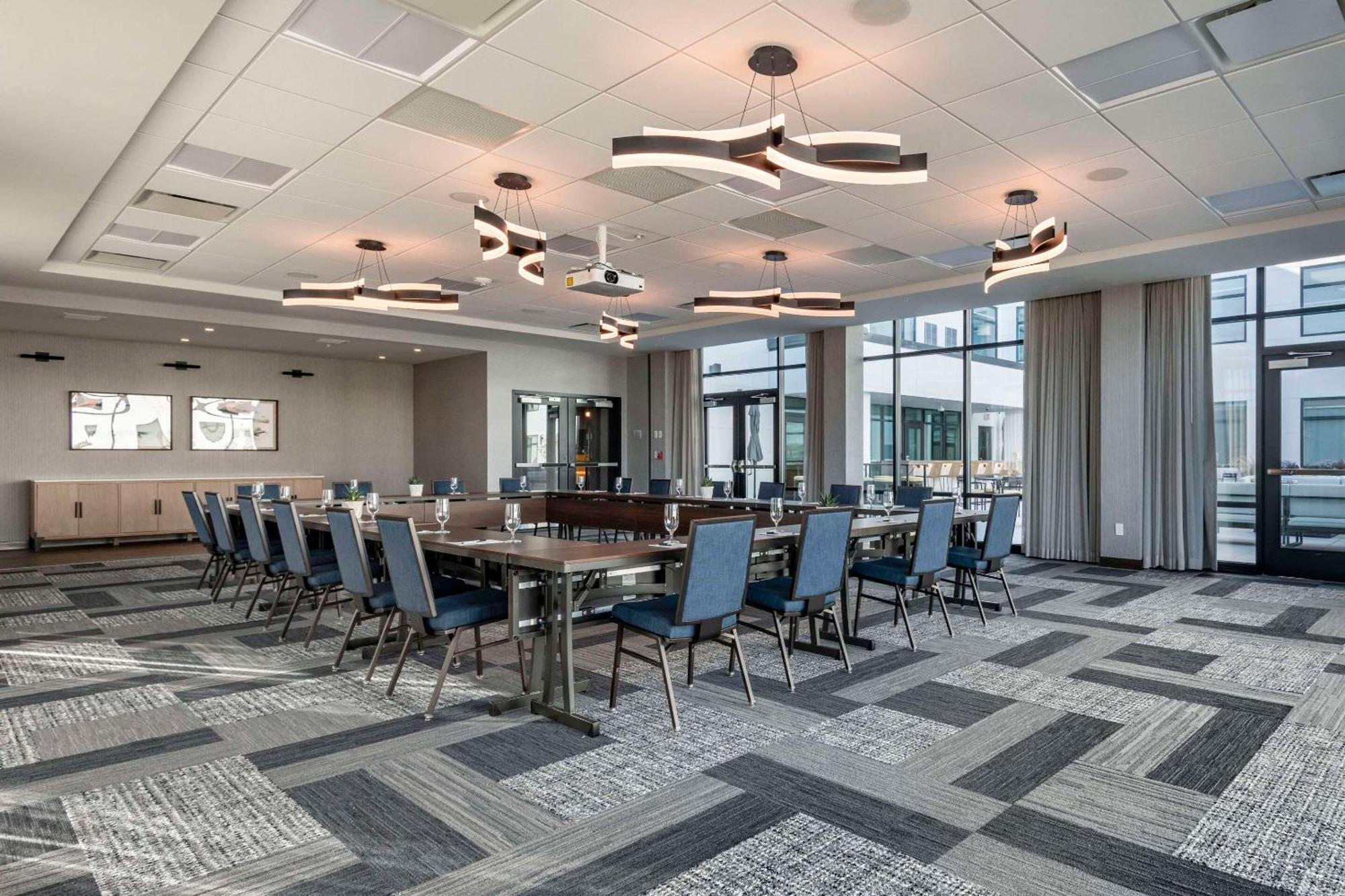 Cambria Hotel Portland Downtown Old Port Екстериор снимка