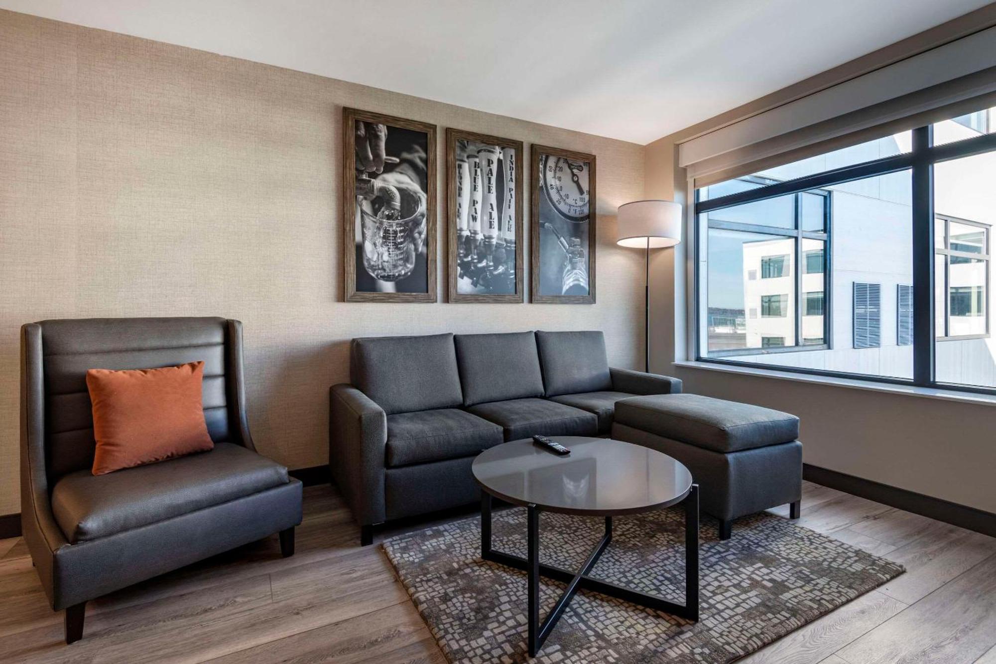 Cambria Hotel Portland Downtown Old Port Екстериор снимка